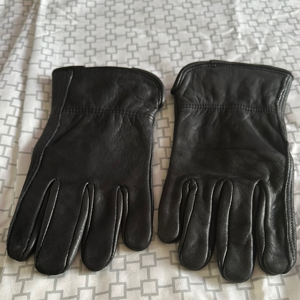 Black Leather Gloves with Classic Design and Stitching Detail - Picture 4 of 9
